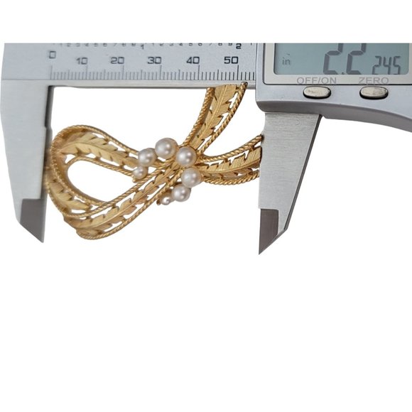 Trifari Crown Over T Gold Tone Faux Pearl Leafy Ribbon Knot Textured Brooch E122 - Picture 9 of 10